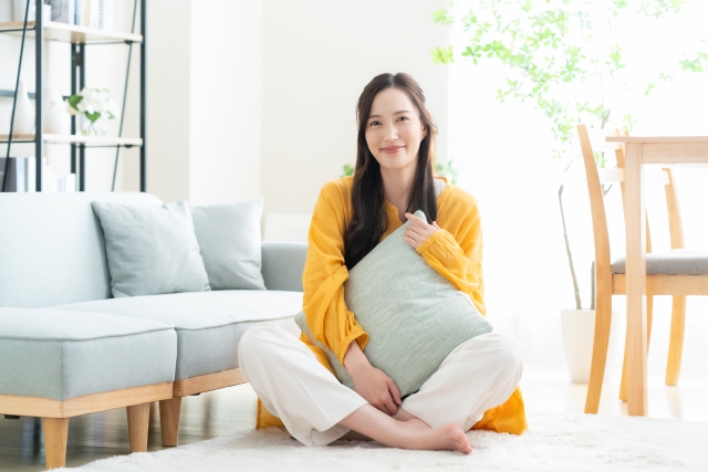 一人暮らしの部屋でくつろぐ女性